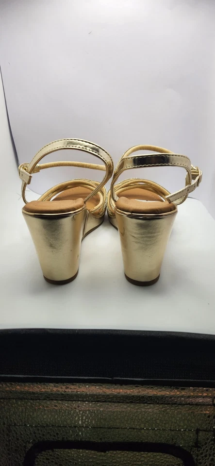 Sandalias Andiamo doradas con tiras y correa ajustable al tobillo talla 7M Foto 4 de 4