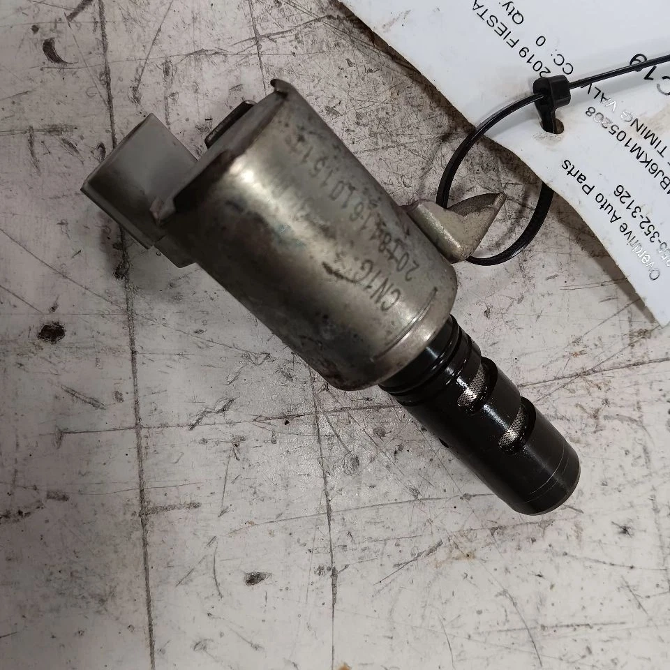 Válvula de control de aceite de engranaje de distribución variable Ford Fiesta culata solenoide 2014 Foto 2 de 4