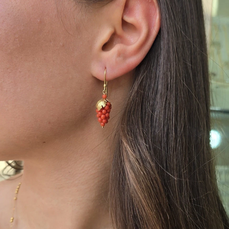 Orecchini Grappolo D’uva Con Pallini In Corallo E Montatura In Argento 925 - Immagine 4 di 4