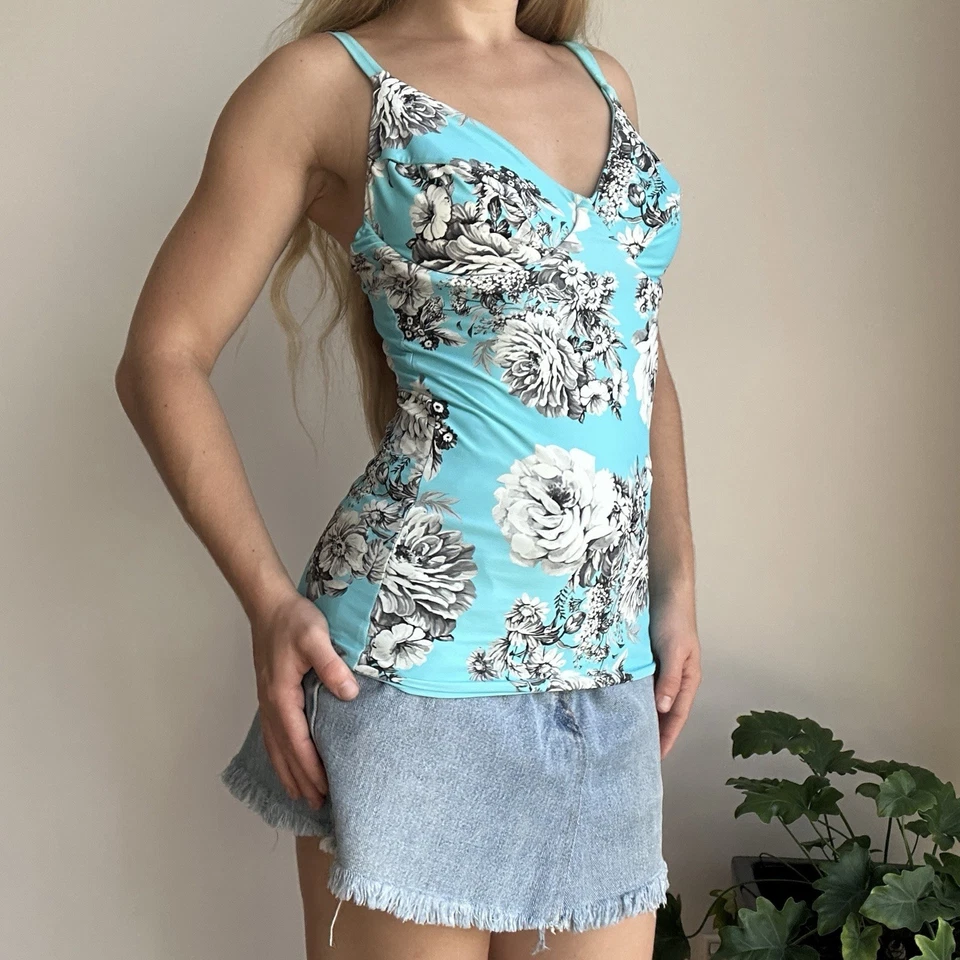 Camiseta sin mangas Moontide para mujer 10DD/E azul floral con aros Foto 2 de 4