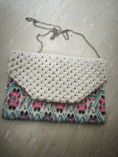 Bunte Boho-Clutch mit Häkeldetail und Kette ...