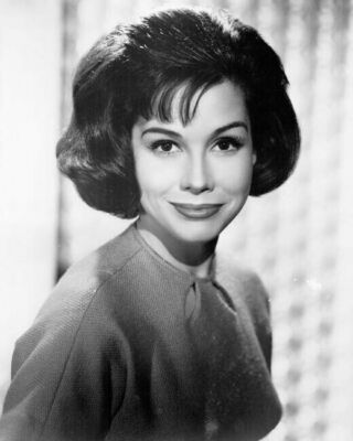 Mary Tyler Moore smiling as Laura Petrie Dick Van Dyke Show 8x10 inch