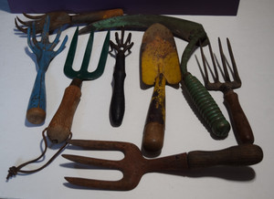 8 vintage gardening tools, claw, trowel and sickle