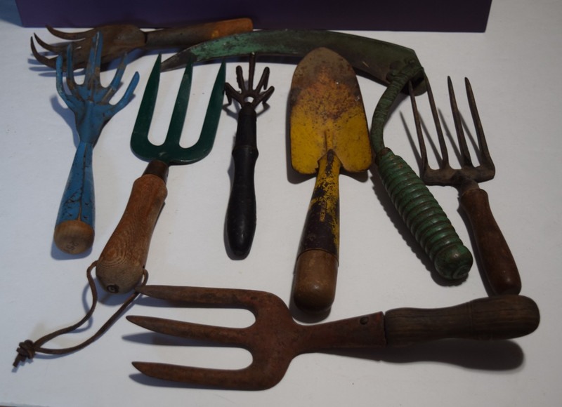8 vintage gardening tools, claw, trowel and sickle