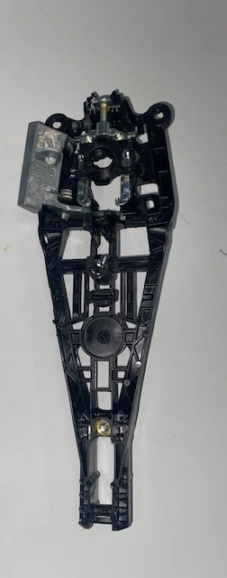 2010-2022 NEW GENUINE OEM GM FRONT RH SIDE DOOR HANDLE BRACKET, PN 13574803 - Image 3 of 4