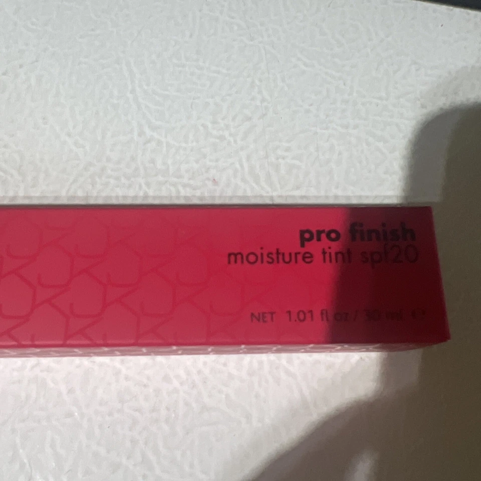 Jemma Kidd Pro Finish Moisture Tint SPF 20 Foundation 02 Mid *NEW WITH Box - Image 2 of 4