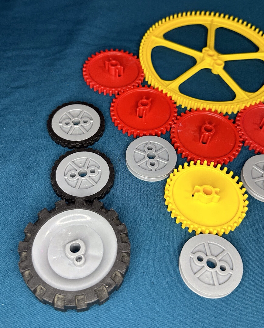 Lot of K'NEX KNEX Gears, Wheels, Pulleys Etc. VARIOUS SIZES