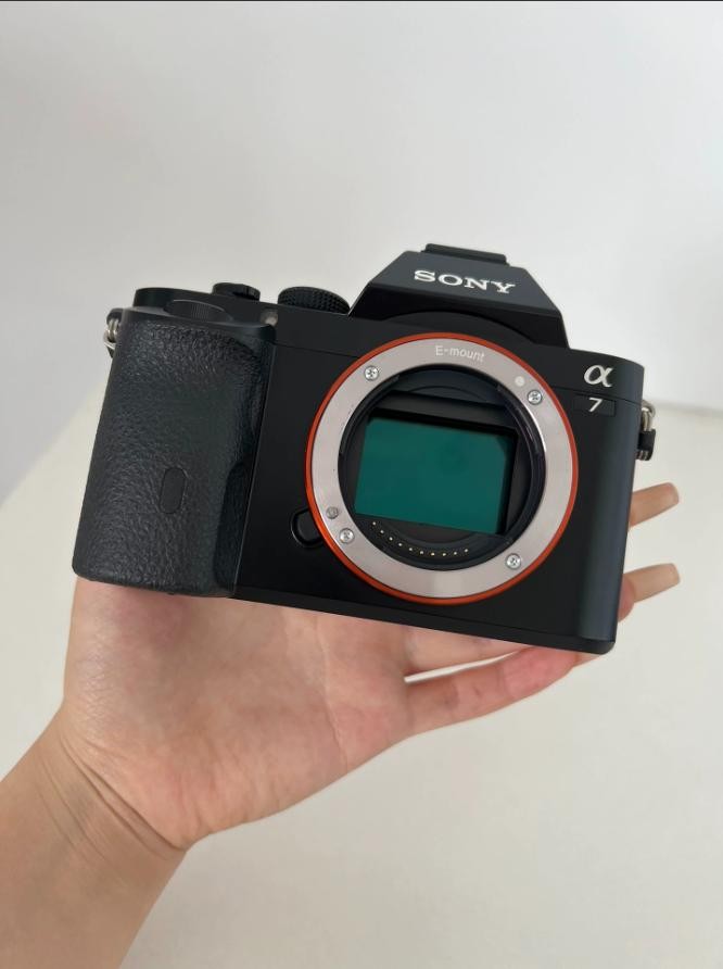 Sony A7 24MP full frame eye AF 1 8000s 2360k EVF 3 inch tilt