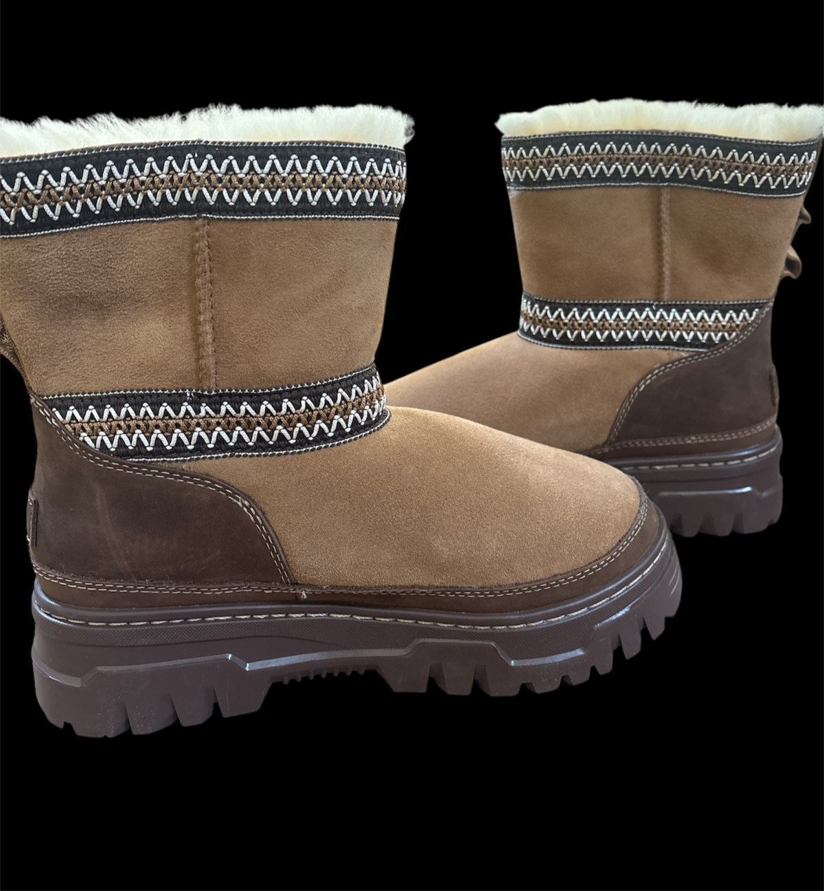 UGG CLASSIC MINI TRAILGAZER - image 2