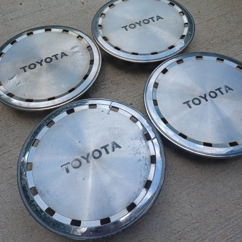 Juego de tapas centrales Toyota Camry (4 piezas) 1983-1986 pieza # 6598 Foto 3 de 4