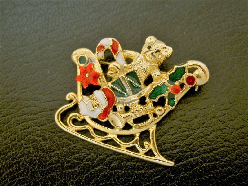 FESTIVE SANTA SLEIGH TEDDY BEAR CANDY CANE GIFT ENAMEL GOLD TONE PIN BROOCH-1.5"