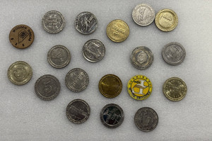 Lot of 19 Obsolete Casino Tokens ~ Excalibur, Caesars, Golden Nugget, Bellagio +