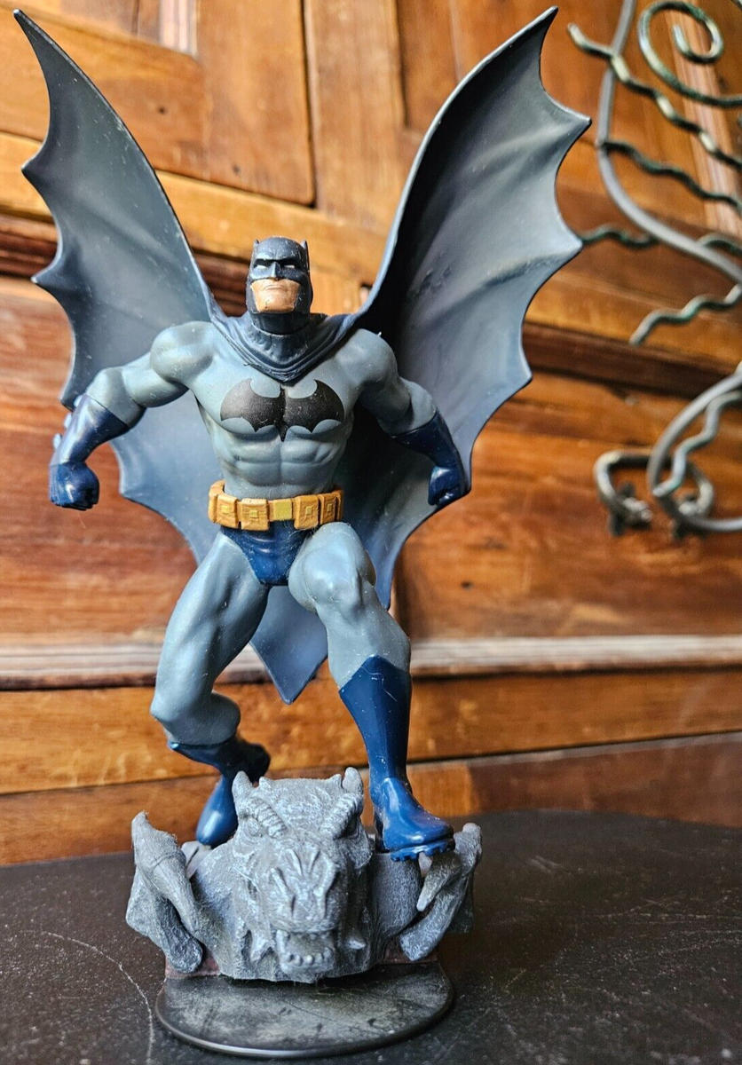 BATMAN, PERCHED ON GARGOYLE FIGURINE. GREAT MENACING POSE. 2010 DC