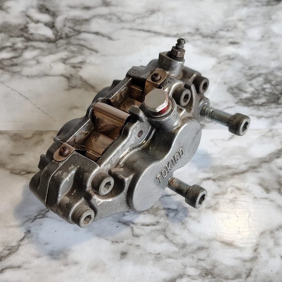 Pinza de freno delantera derecha 94-97 Kawasaki Ninja ZX-7 ZX-7R OEM 43041-1498-FE Foto 2 de 4