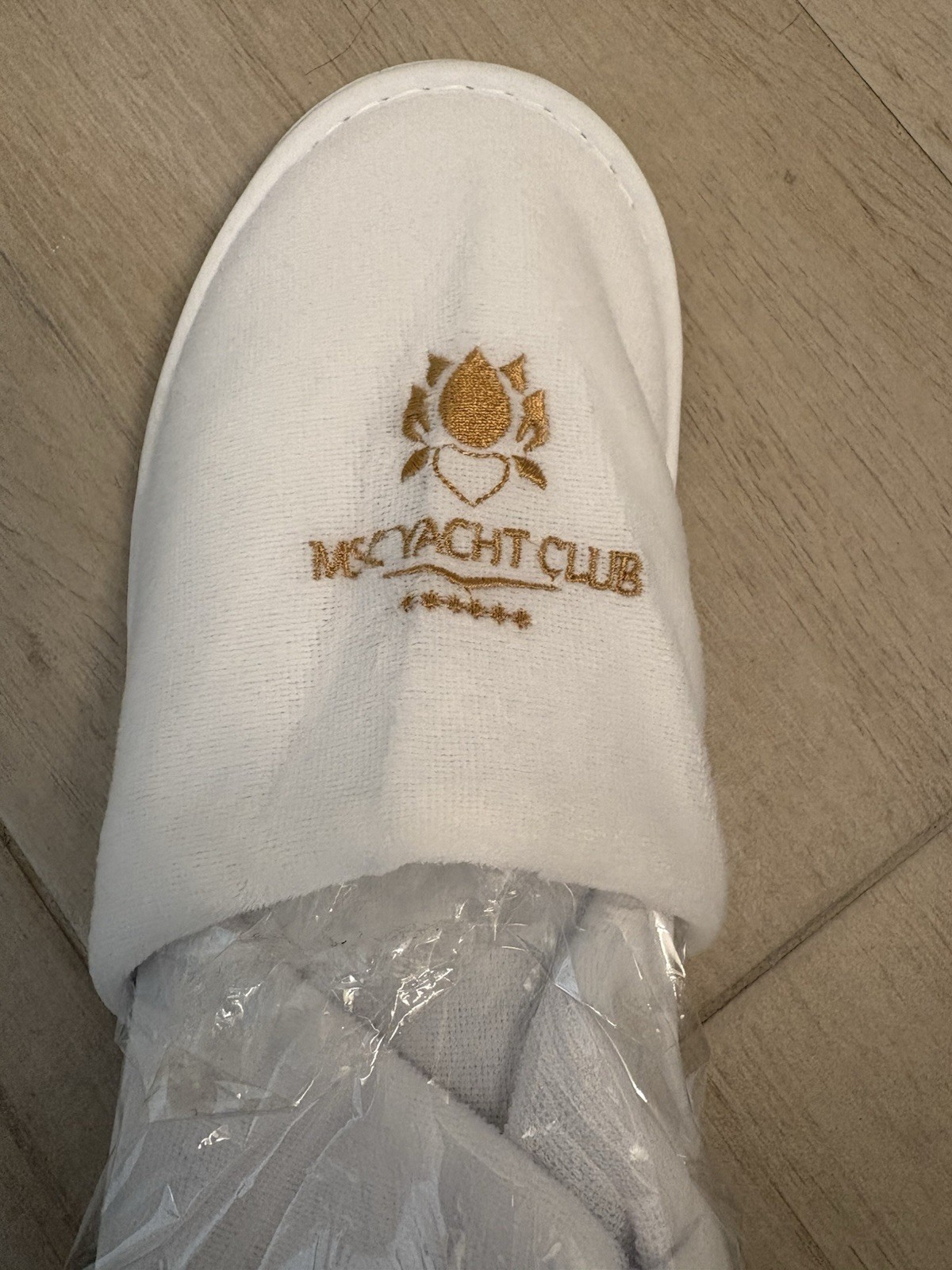 PANTOFOLA D’ORO MSC YACHT CLUB Pantofole da crociera con logo oro UNISEX punta chiusa 11 5"L SIGILLATE NUOVE