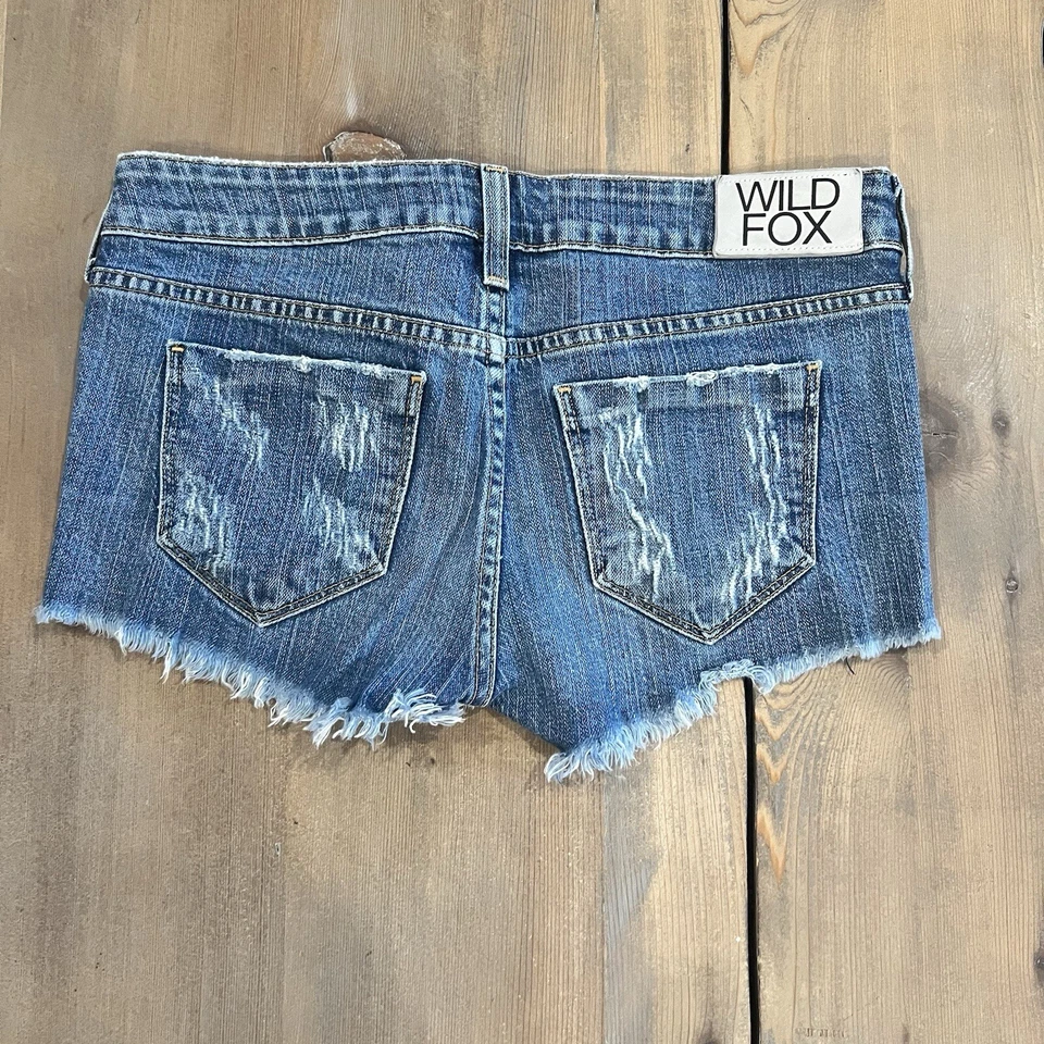Pantalones cortos de mezclilla WILDFOX tiro bajo desgastados dobladillo crudo talla 26 Foto 4 de 4