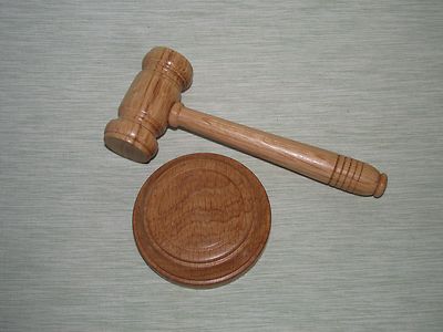 KLEINER EICHENHAMMER UND BLOCK TRADITIONELLER TASCHENPALMENHAMMER AUKTIONATOR TRAUZEUGE 