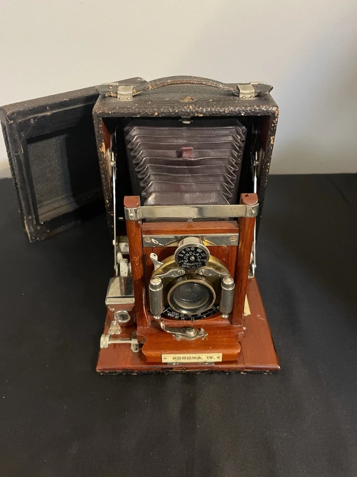 De colección Gundlach Korona IV, Kodak Jiffy Six-20 Serie II y Detector de Luz. Foto 2 de 4