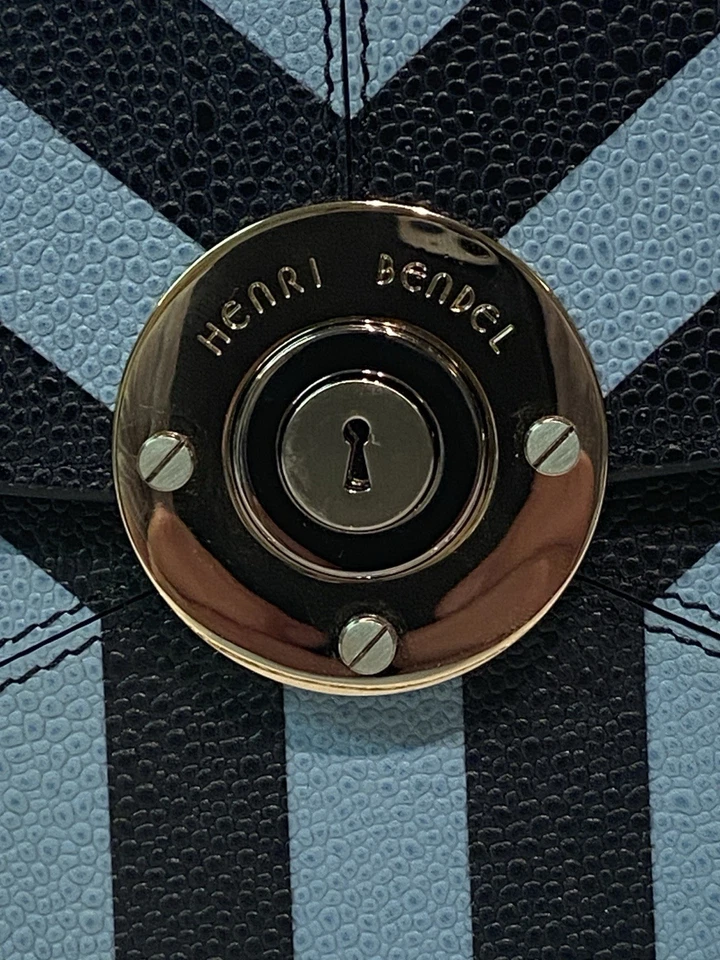 NUEVO CON ETIQUETAS HENRI BENDEL Milliner Mini Chevron Bandolera Bolso de Mano Azul y Negro Plata Foto 2 de 4