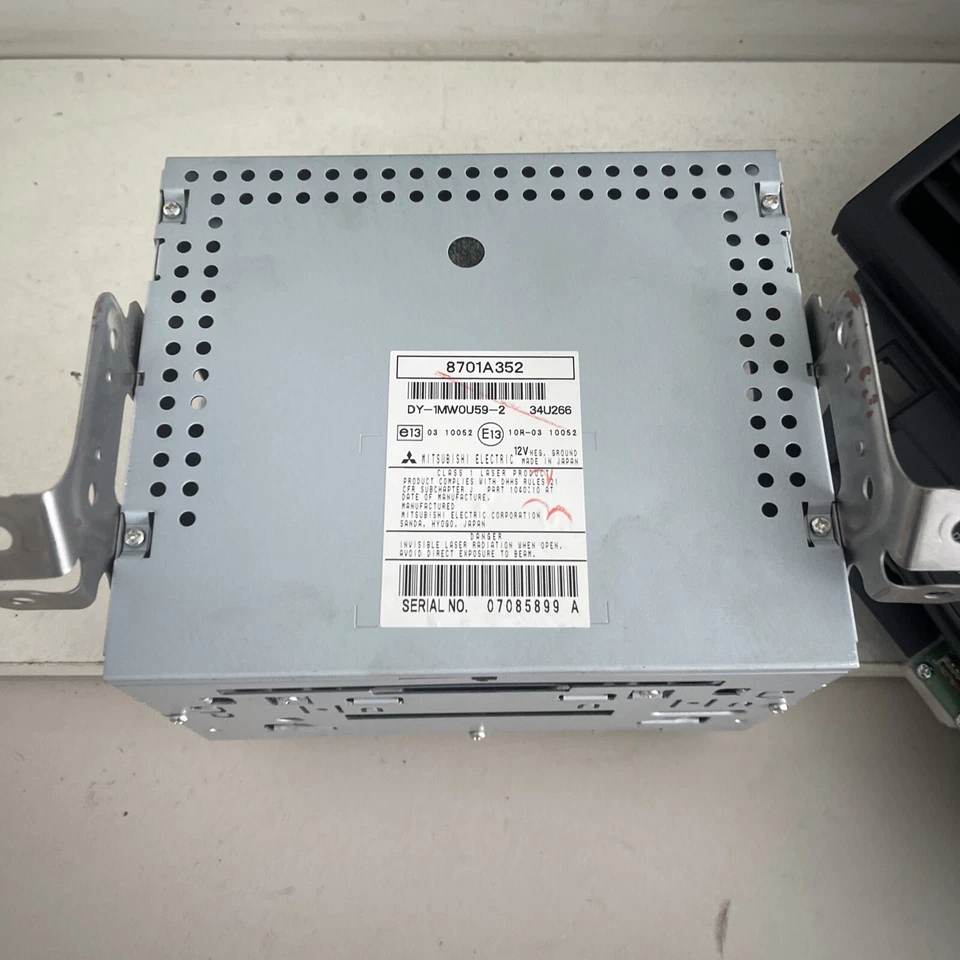 Mitsubishi Lancer VIII CY 1.6B BJ11 Autoradio mit CD Radiobedienteil 8701A352 - Bild 2 von 4