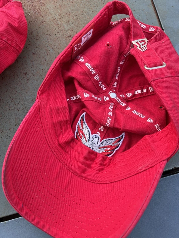 Sombrero rojo y blanco Washington Capitals New Era con firmas de jugadores Foto 4 de 4