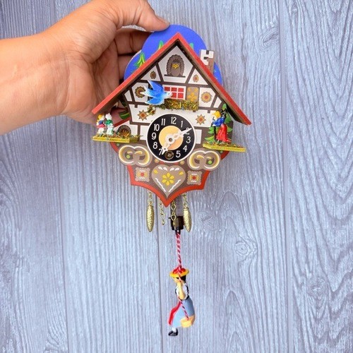 Orologio a cucù vintage in miniatura con ragazza su un'altalena rimbalzante Germania senza decorazione chiave - Foto 8 di 12