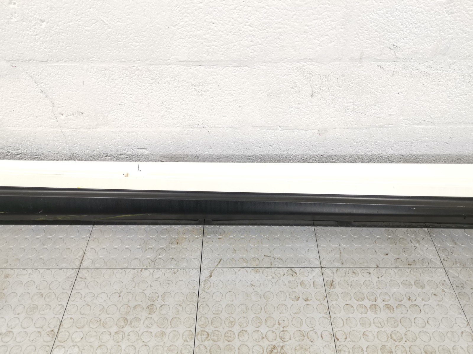 Maserati Ghibli RWD 3.0 L 2015 Right Side Rocker Panel Sideskirt White Color OEM