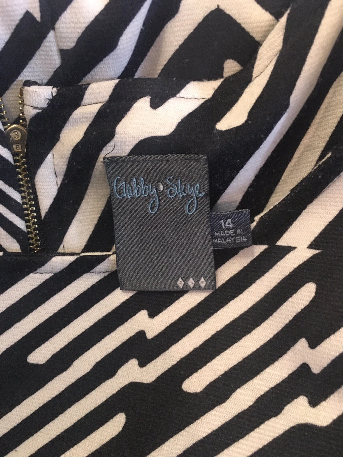 VETEMENTS Abito da ufficio Gabby Style 14 XL nero stampa con maniche a gomito e zip esposta sul retro