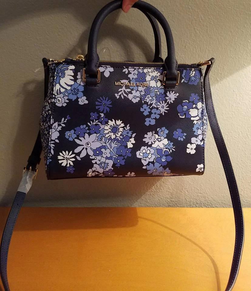 Bolso Bandolera Aunthentic Michael Kors Kellen XS Azul Marino MK Diseño Flor  Foto 3 de 4