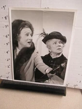 NBC TV show photo 1970s SNOOP Sisters Helen Hayes Mildred Natwick umbrella X