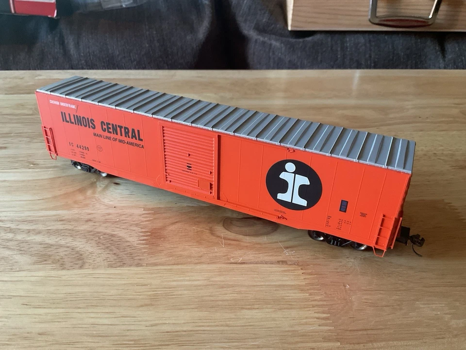 InterMountain Railway HO scale 60' PS-1 Boxcar - Illinois Central - Image 4 of 4