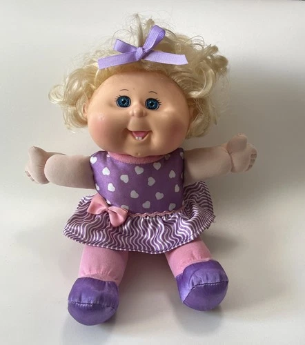 2015 Cabbage Patch Kids Sittin Pretty Doll Blonde Hair Blue Eyes Hearts Dress