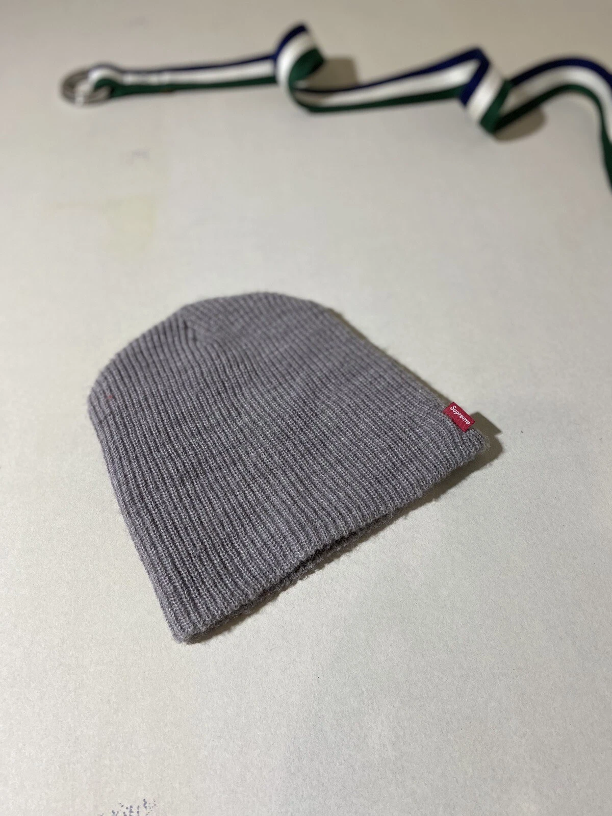 chapeau suprême gris Y2K