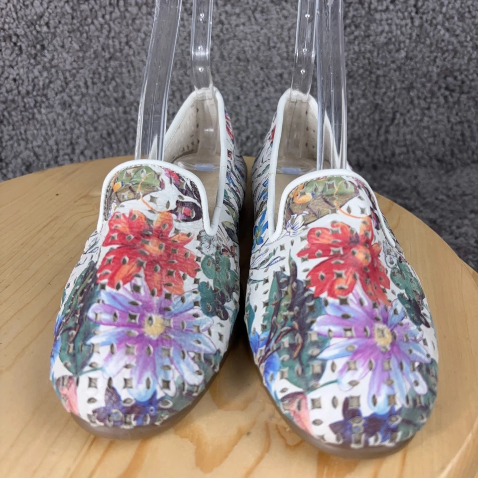 Zapatos en aerosoles You Betcha planos para mujer talla 7 cuero floral perforado sin cordones Foto 2 de 4