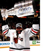 CHICAGO BLACKHAWKS JOHNNY ODUYA SIGNED HOLDING UP CUP 8X10
