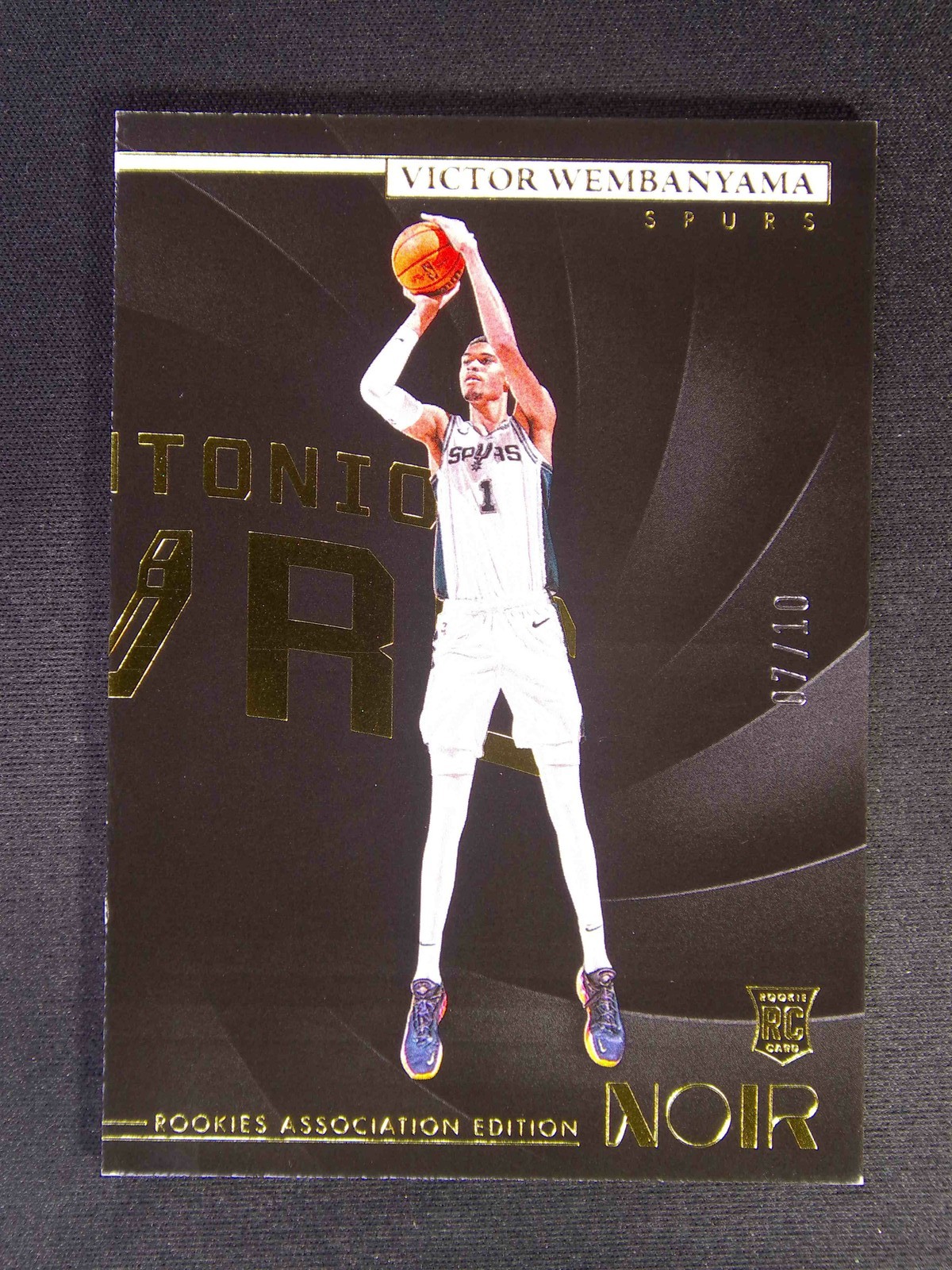 2023-24 Panini Noir Victor Wembanyama #149 RC Rookies Association Gold /10