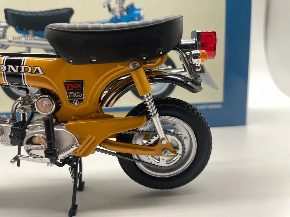 Ebbro 1:10 Scale DieCast Model Dax Honda ST50 1969 Motorcycle Gold New in Box - Image 3 of 4