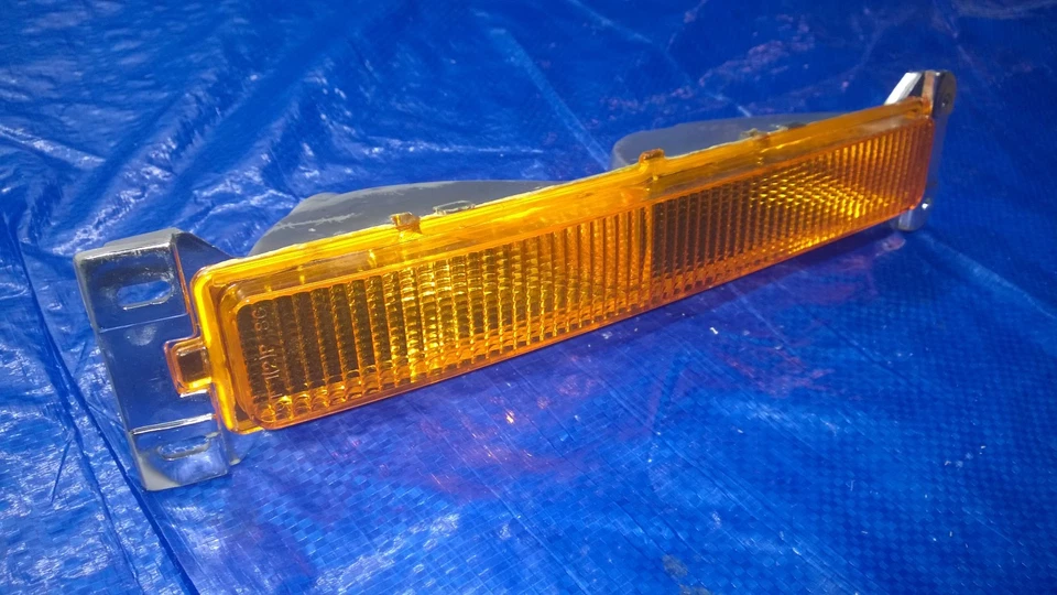 Luz de estacionamiento montada en parachoques izquierdo Buick Riviera 1986 1987 1988 señal de giro nuevo de stock Foto 2 de 4