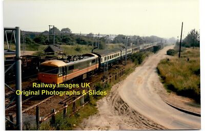 Foto Eisenbahn - Class 86 Intecity Livery Passing Marks Tey Yard um 1986