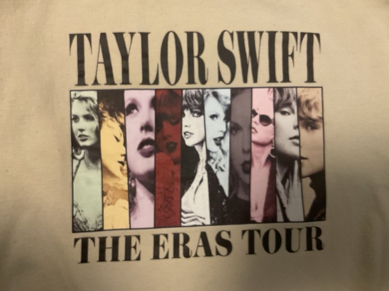 Taylor Swift The Eras Tour Cream/Beige Crew Neck Sweatshirt Size L - Excellent