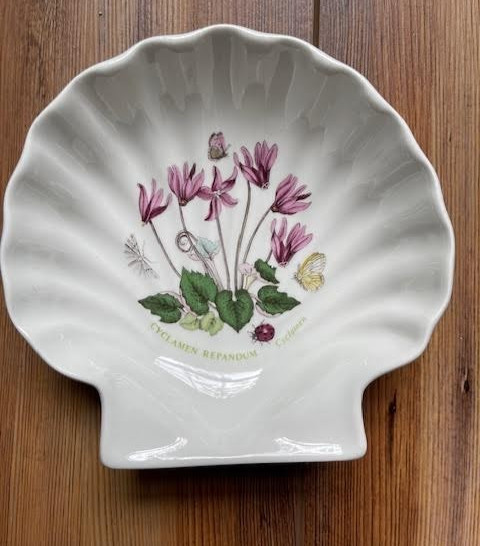VERY NICE PORTMEIRION BOTANIC GARDEN CYCLAMEN SCALLOP SHAPED DISH MADE IN UK