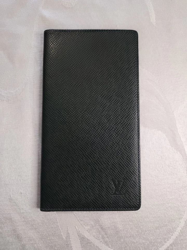 Cartera larga con tarjetero Louis Vuitton Brazza de cuero verde oscuro Foto 2 de 4