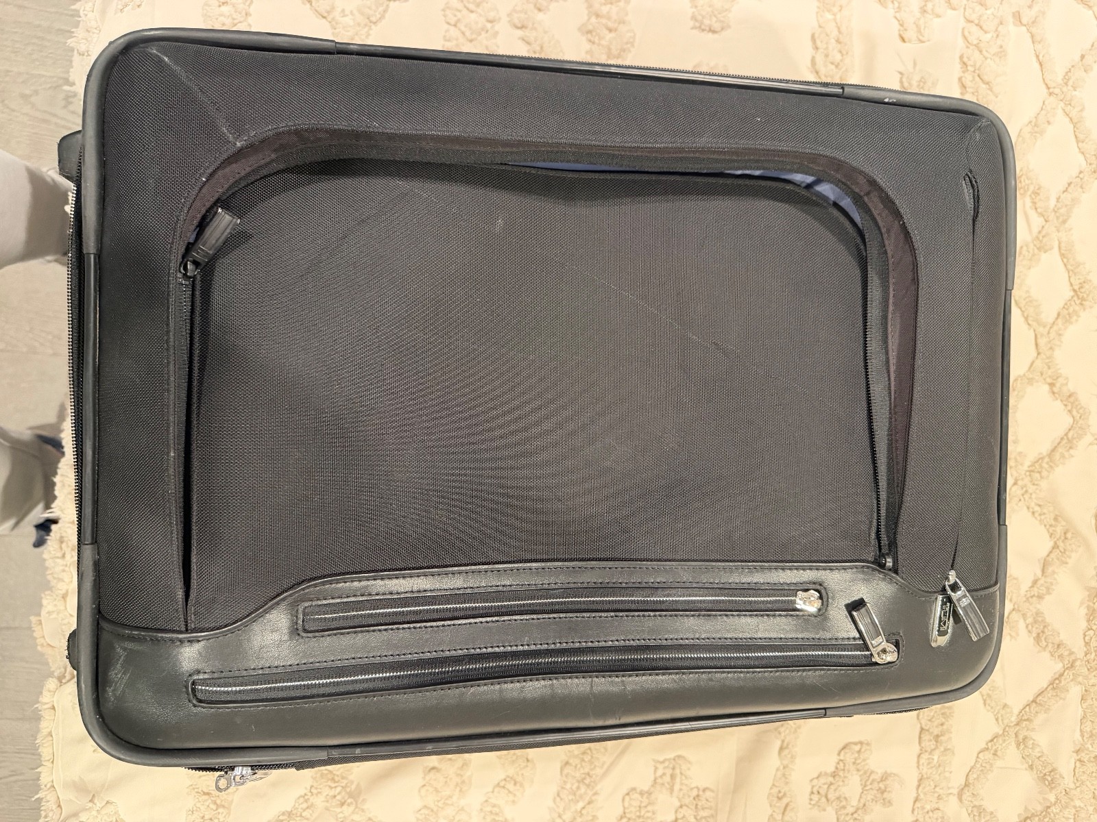 Tumi Arrive Heathrow” Continental Carry-On 21” Upright Rolling 25021D suitcase