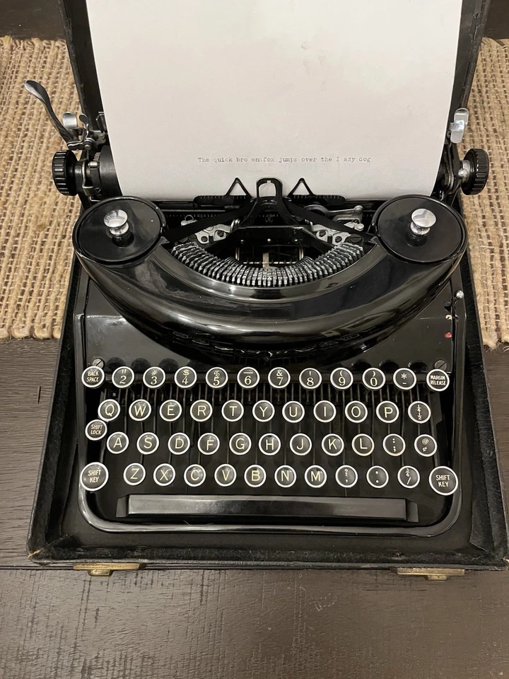 Antigua máquina de escribir manual portátil silenciosa Underwood de los años 30 con estuche, necesita trabajo Foto 4 de 4