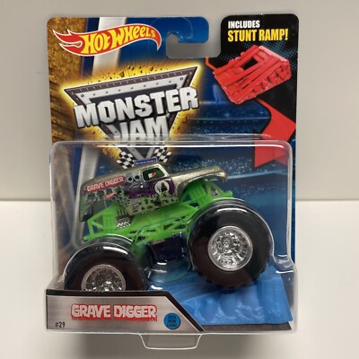 2016 Hot Wheels Monster Jam 1:64 GRAVE DIGGER Green Truck 4x4 Stunt Ramp #33