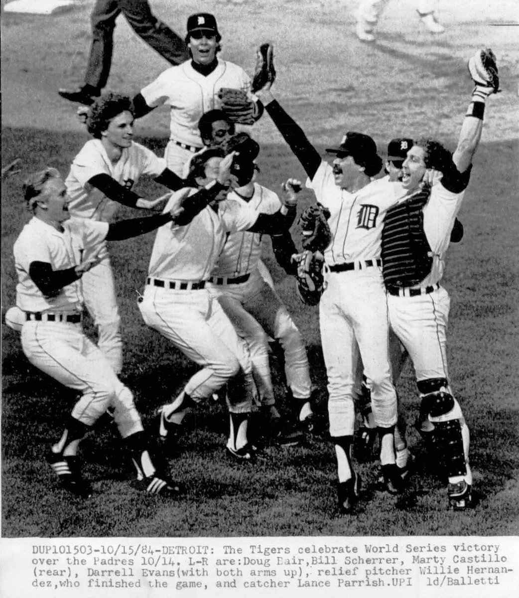 1984 TIGER WIN WORLD SERIES CELEBRATION 8X10 photo