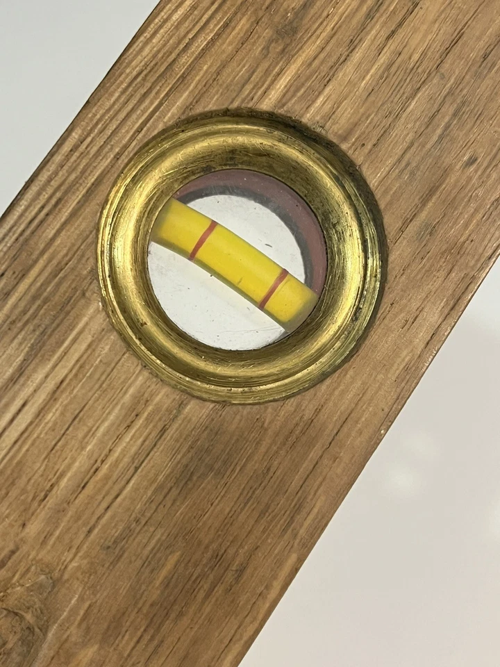 Outil Ancien niveau à bulles en bois art populaire. - Photo 3/4