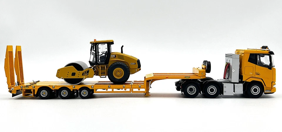 DAF XF lowloader with ramps + CAT CS11 GC soil compactor WSI truck models 1:50 - Image 3 of 4