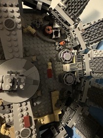 LEGO Star Wars Millennium Falcon 75105 The Force Awakens 1329pcs 6 Minifigures 