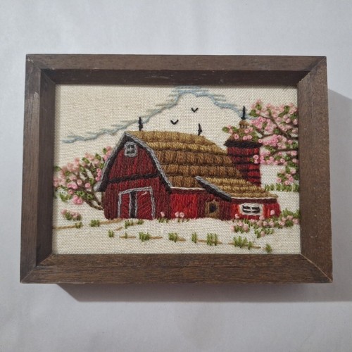 Crewel gerahmte Nadelspitze rote Scheune Lot. 4 insgesamt 8"×6" braune Holzrahmen - Bild 2 von 9